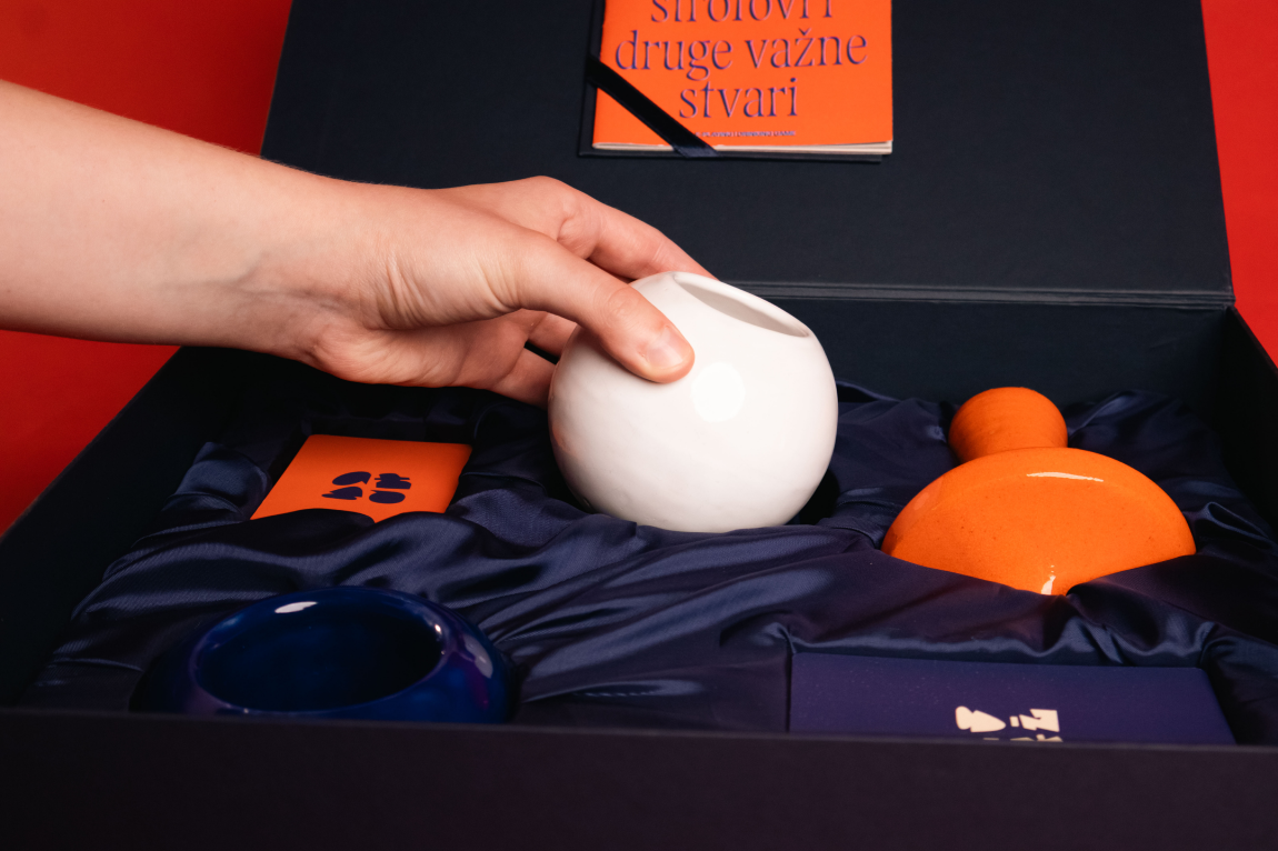 Close-up of ceramic objects arranged inside the game box